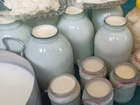 1 ltr --1 m 50 qəpik ( Süd ) 3 kq balon --4 m 50 qəpik (qatiq) 600 qr — 1 зураг