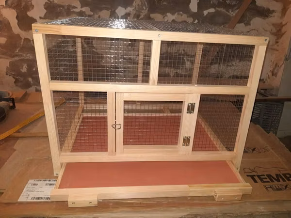 Taxta karkaslı metal torlu heyvan qəfəsi - Material: möhkəm şam ağacı